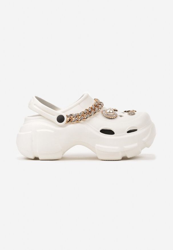 Born2be - Białe Piankowe Klapki na Grubej Podeszwie z Aplikacjami i Łańcuchem Mastisti. Okazja: na co dzień. Kolor: biały. Materiał: len. Wzór: aplikacja. Sezon: lato. Styl: elegancki, casual, klasyczny