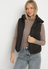 Born2be - Czarna Klasyczna Kamizelka z Pikowanymi Przeszyciami i Kapturem Ollera. Okazja: na co dzień. Typ kołnierza: kaptur. Kolor: czarny. Materiał: jeans. Styl: klasyczny #3