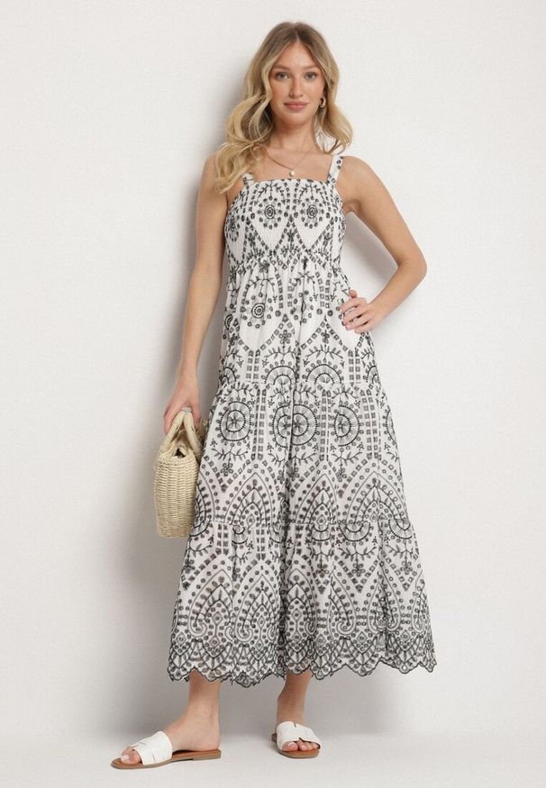 Born2be - Czarno-Biała Bawełniana Sukienka Ozdobiona Haftem Sadonique. Okazja: na co dzień. Kolor: czarny. Materiał: bawełna. Długość rękawa: na ramiączkach. Wzór: haft, aplikacja. Styl: casual, elegancki