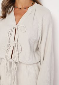 Born2be - Beżowy Wiązany Bawełniany Kombinezon Boho z Falbankami i Wiązaniem Lalelia. Okazja: na co dzień, na imprezę. Kolor: beżowy. Materiał: bawełna. Sezon: lato. Styl: boho #4