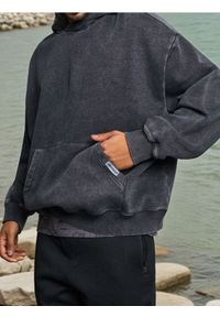Sinsay - Bluza hoodie z efektem sprania - czarny. Kolor: czarny