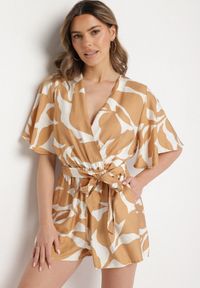 Born2be - Beżowy Kopertowy Kombinezon z Wiskozą z Wiązanym Paskiem i Krótkimi Nogawkami Folamera. Okazja: na co dzień. Kolor: beżowy. Materiał: wiskoza. Długość: krótkie. Sezon: lato. Styl: casual #1