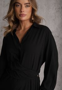 Renee - Czarna Koszulowa Sukienka z Wiskozy z Asymetrycznym Drapowaniem i Guzikiem Hetasa. Okazja: na co dzień. Kolor: czarny. Materiał: wiskoza. Długość rękawa: długi rękaw. Typ sukienki: koszulowe, asymetryczne. Styl: casual, elegancki #4