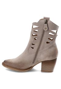 Beżowe Botki Maciejka Stylowe Kowbojki Damskie. Kolor: beżowy. Materiał: zamsz. Obcas: na obcasie. Styl: elegancki. Wysokość obcasa: średni