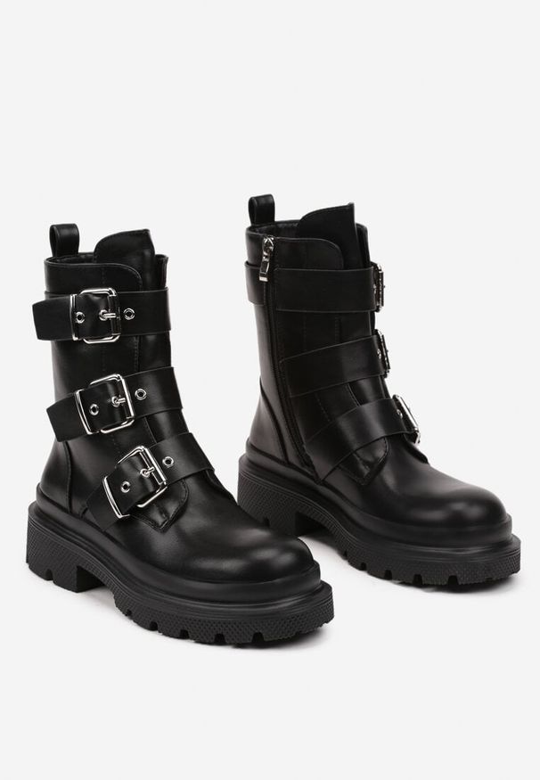 Renee - Czarne Płaskie Botki w Stylu Biker z Paskami i Metalowymi Klamrami Valina. Zapięcie: klamry. Kolor: czarny. Materiał: jeans, skóra. Wzór: paski. Sezon: zima, jesień. Obcas: na obcasie. Styl: elegancki, rockowy. Wysokość obcasa: niski
