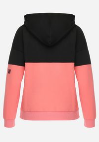 Born2be - Różowo-Czarna Bluza z Kapturem i Ozdobną Taśmą oraz Nadrukiem i Cyrkoniami Aralani. Typ kołnierza: kaptur. Kolor: różowy. Wzór: nadruk. Styl: elegancki #7