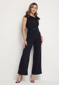Born2be - Granatowy Kombinezon z Wywijanym Dekoltem w Łódkę i Paskiem z Klamrą Galithiela. Okazja: na co dzień. Kolor: niebieski. Wzór: aplikacja. Styl: elegancki, casual, klasyczny #1