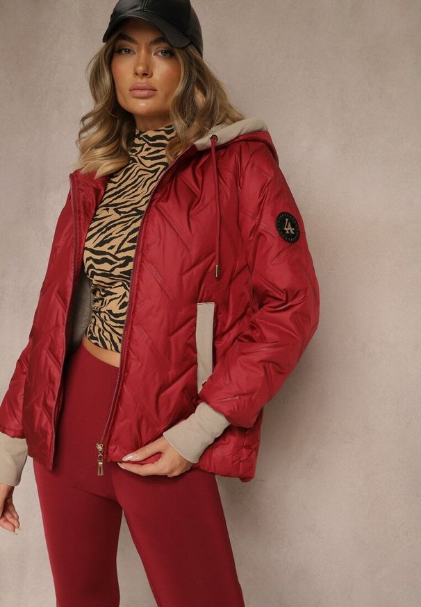 Renee - Czerwona Kurtka z Pikowanymi Przeszyciami Kontrastowymi Wstawkami i Kapturem Tulirea. Okazja: na co dzień. Typ kołnierza: kaptur. Kolor: czerwony. Materiał: jeans. Styl: casual, elegancki