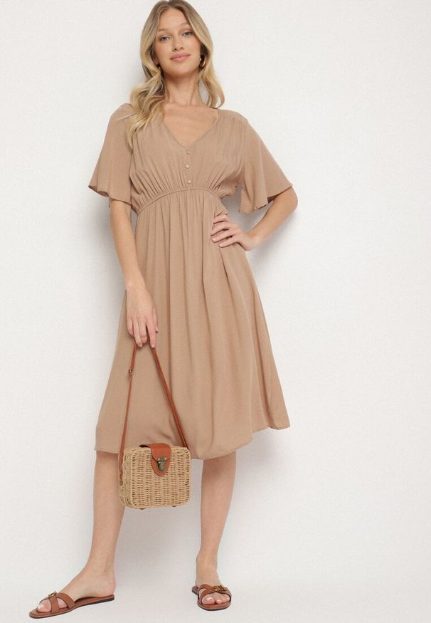 Born2be - Ciemnobeżowa Bawełniana Sukienka o Rozkloszowanym Fasonie Liranelle. Okazja: na co dzień. Typ kołnierza: dekolt w kształcie V. Kolor: beżowy. Materiał: bawełna. Długość rękawa: krótki rękaw. Sezon: lato. Typ sukienki: rozkloszowane. Styl: casual, elegancki