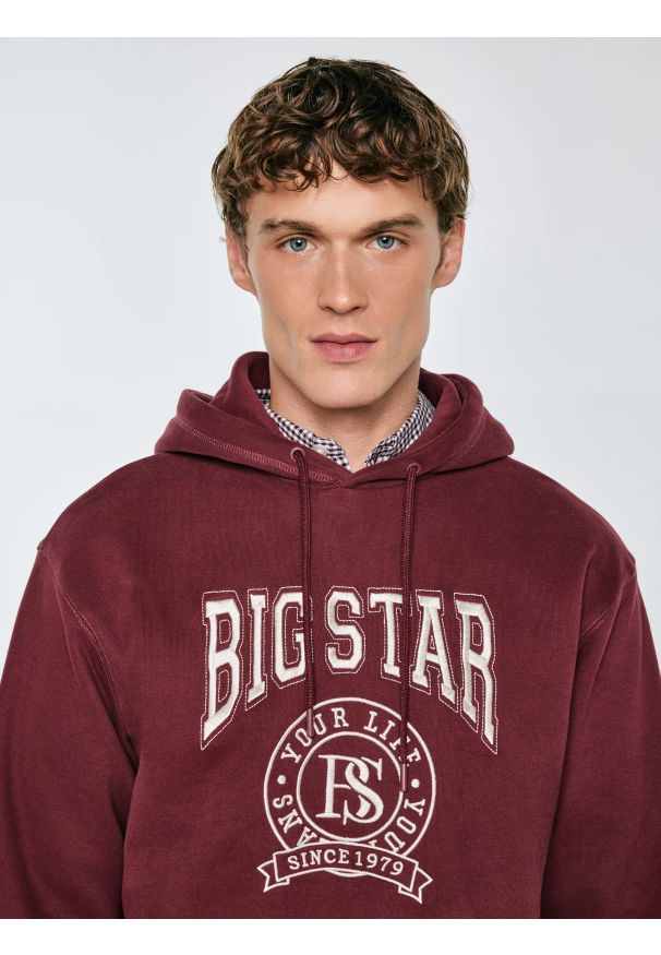 Big-Star - Bluza męska z kapturem z haftem bordowa Adam 604. Okazja: do pracy, na co dzień. Typ kołnierza: kaptur. Kolor: czerwony. Materiał: dzianina. Wzór: haft. Styl: sportowy, casual