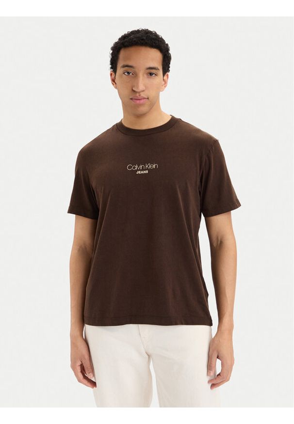 Calvin Klein Jeans T-Shirt LV04RB824G Brązowy ciemny Regular Fit. Kolor: brązowy. Materiał: bawełna