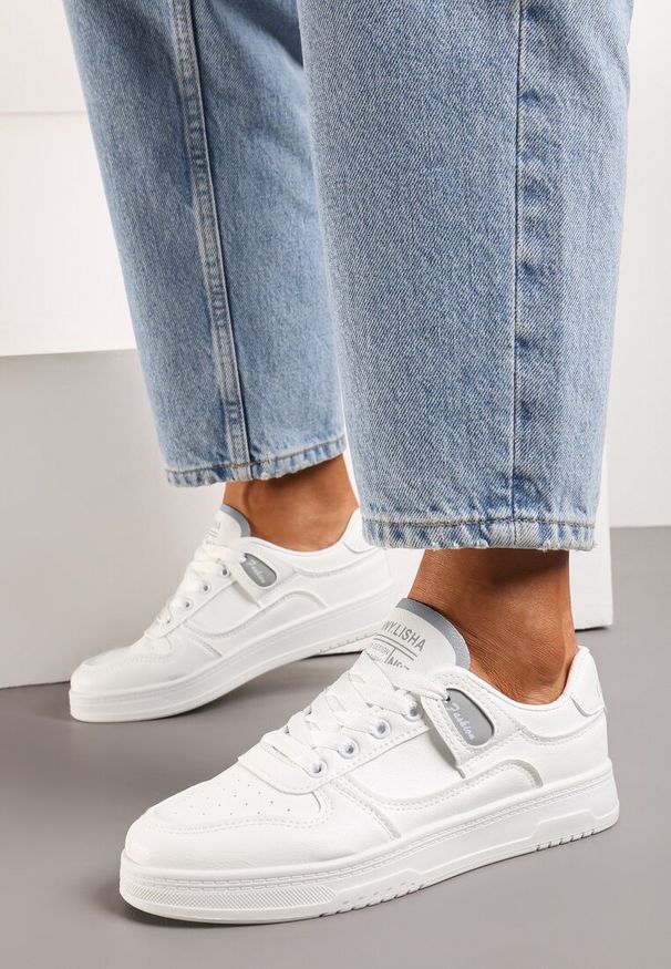 Born2be - Biało-Szare Sneakersy na Grubej Podeszwie przed Kostkę z Perforacją Rarissa. Okazja: na co dzień. Wysokość cholewki: przed kostkę. Nosek buta: okrągły. Zapięcie: sznurówki. Kolor: biały. Materiał: jeans, materiał. Obcas: na obcasie. Wysokość obcasa: niski