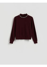 Reserved - Sweter z ozdobną aplikacją - ciemnofioletowy. Kolor: fioletowy. Materiał: wiskoza, dzianina. Wzór: aplikacja