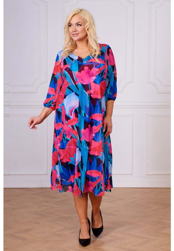 Moda Size Plus Iwanek - Elegancka sukienka Rosita z rękawem 3/4 na wesele XXL OVERSIZE WIOSNA. Okazja: na ślub cywilny, na wesele. Materiał: elastan, poliester, tkanina, wiskoza. Wzór: kwiaty, nadruk. Sezon: wiosna. Typ sukienki: oversize. Styl: elegancki