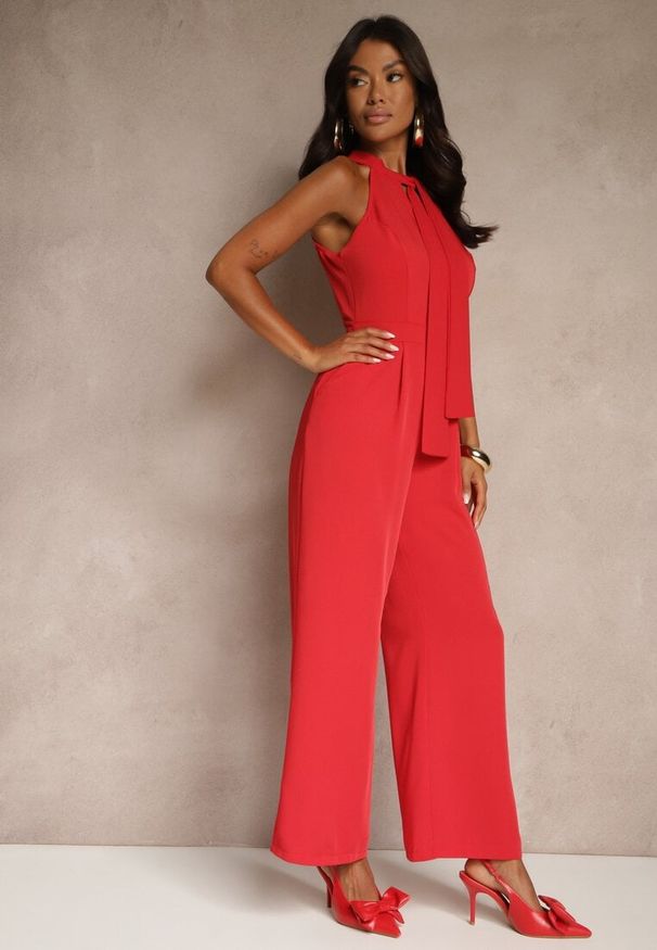 Renee - Czerwony Kombinezon Wide Leg z Ozdobnym Wiązaniem przy Szyi Silelia. Okazja: na co dzień. Kolor: czerwony. Długość rękawa: bez rękawów. Styl: elegancki, casual, klasyczny