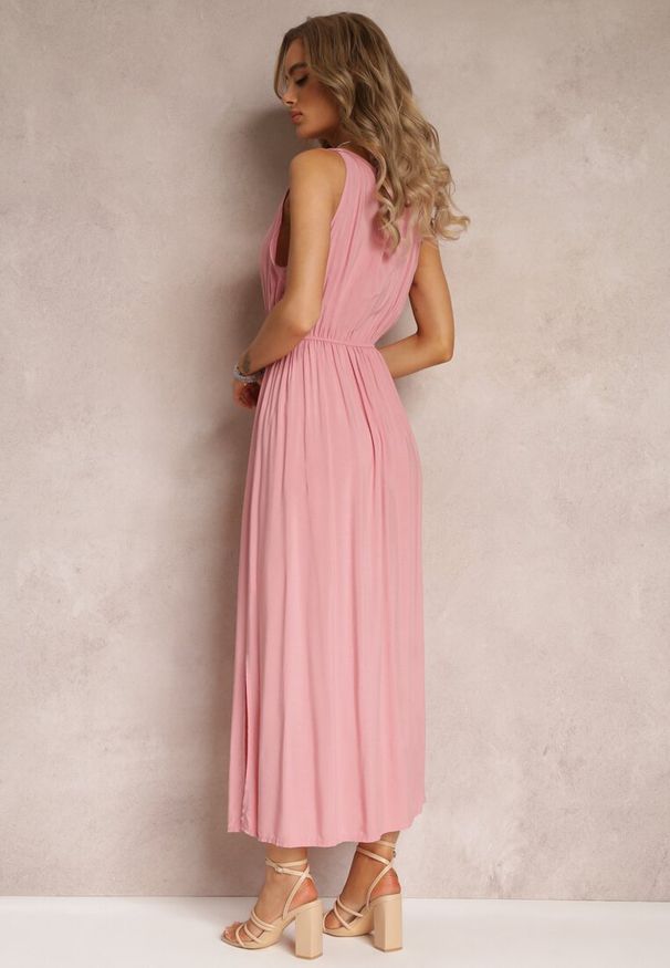 Renee - Jasnoróżowa Wiskozowa Sukienka z Gumką w Talii Na Ramiączkach Suzias. Kolor: różowy. Materiał: wiskoza. Długość rękawa: na ramiączkach. Wzór: gładki