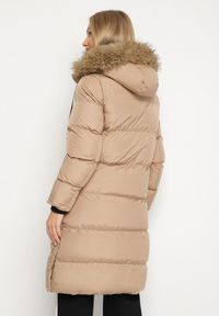 Born2be - Ciemnobeżowa Pikowana Kurtka z Kapturem z Futrem i Ozdobnymi Taśmami Lendria. Okazja: na spacer. Typ kołnierza: kaptur. Kolor: beżowy. Materiał: futro #2