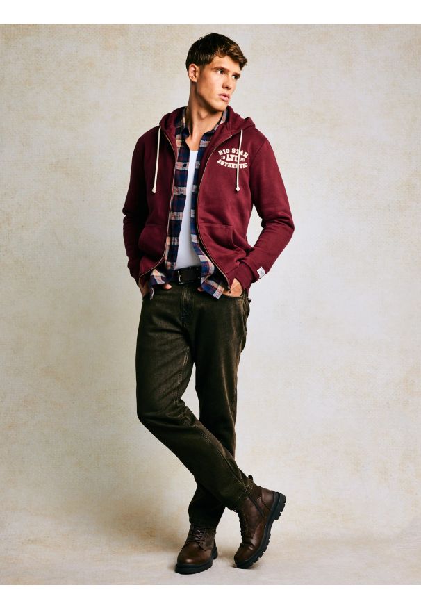 Big-Star - Bluza męska rozpinana z kapturem z kolekcji Authentic bordowa Karol 604. Typ kołnierza: kaptur. Kolor: czerwony. Materiał: dzianina. Wzór: aplikacja, haft. Styl: retro, vintage