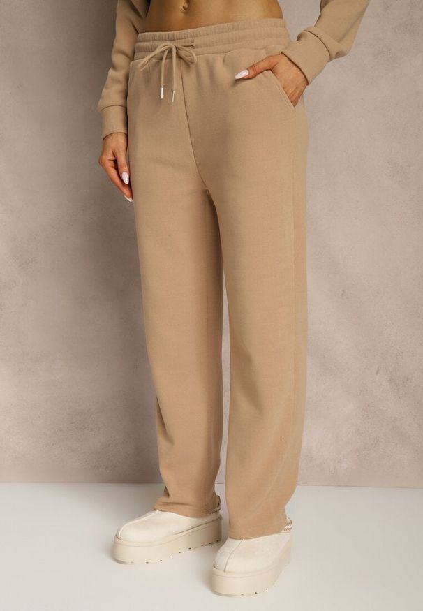 Renee - Ciemnobeżowy 2-częściowy Komplet Dresowy z Bluzą i Spodniami Orifira. Kolor: beżowy. Materiał: dresówka