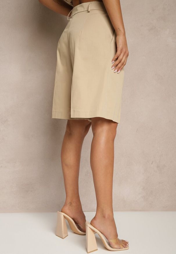 Renee - Beżowe Bawełniane Szorty Bermudy High Waist w Eleganckim Stylu Aliriae. Okazja: na co dzień, na spacer. Stan: podwyższony. Kolor: beżowy. Materiał: bawełna. Styl: elegancki