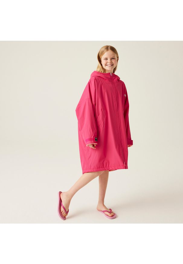 Regatta - Dziecięcy wodoodporny szlafrok do przewijania. Kolor: różowy. Materiał: tkanina