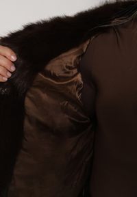 Born2be - Brązowa Kurtka Futrzana z Nieodpinanym Kapturem Vetirire. Okazja: na co dzień. Kolor: brązowy. Materiał: futro. Styl: elegancki, casual #2