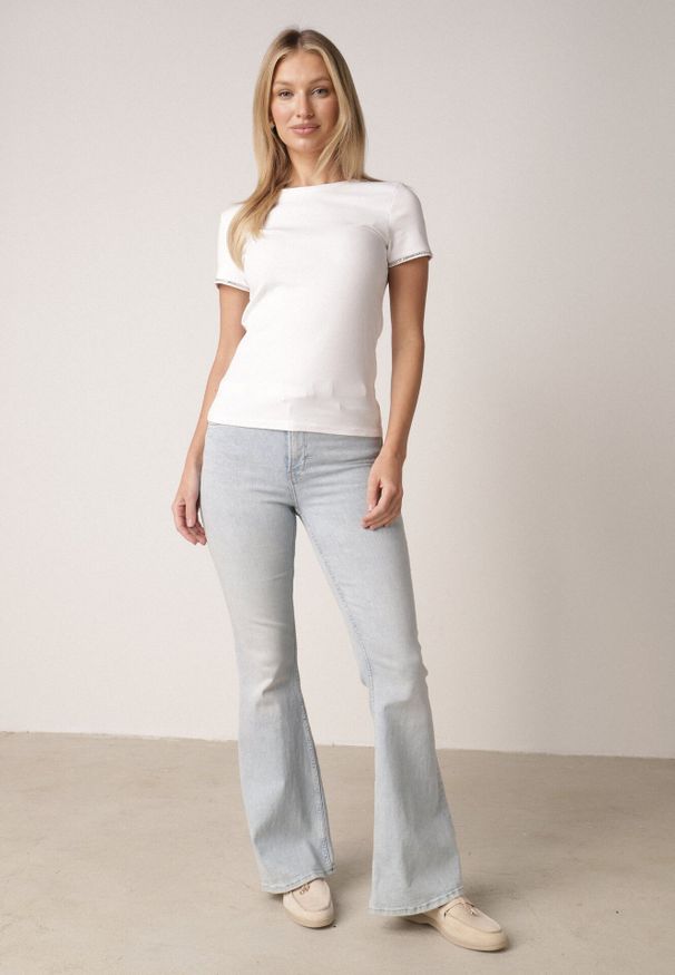 Born2be - Biały Bawełniany T-shirt z Cyrkoniami przy Rękawach Pronolea. Okazja: na co dzień. Kolor: biały. Materiał: bawełna. Wzór: aplikacja. Styl: casual, klasyczny