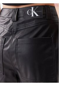Calvin Klein Jeans Spodnie z imitacji skóry J20J221385 Czarny Regular Fit. Kolor: czarny. Materiał: skóra #3
