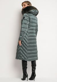 Born2be - Zielona Pikowana Kurtka Zimowa o Długim Kroju z Odpinanym Kapturem z Futrem Mintoria. Okazja: na co dzień. Kolor: zielony. Materiał: futro. Długość: długie. Sezon: zima. Styl: casual, elegancki #7