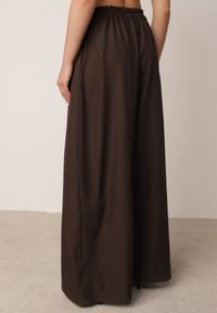 Born2be - Brązowe Spodnie Garniturowe z Szerokimi Nogawkami i Zakładkami w Talii Savara. Okazja: do pracy, na co dzień, na spotkanie biznesowe. Stan: podwyższony. Kolor: brązowy. Styl: elegancki, biznesowy, casual #6