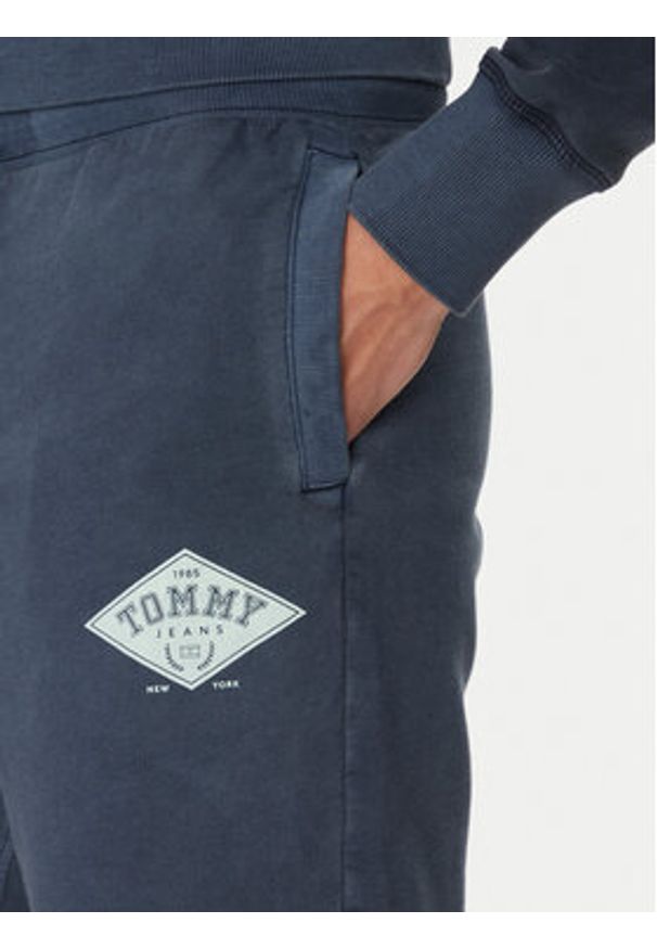 Tommy Jeans Szorty sportowe Varsity DM0DM20936 Granatowy Regular Fit. Kolor: niebieski. Materiał: bawełna. Styl: sportowy
