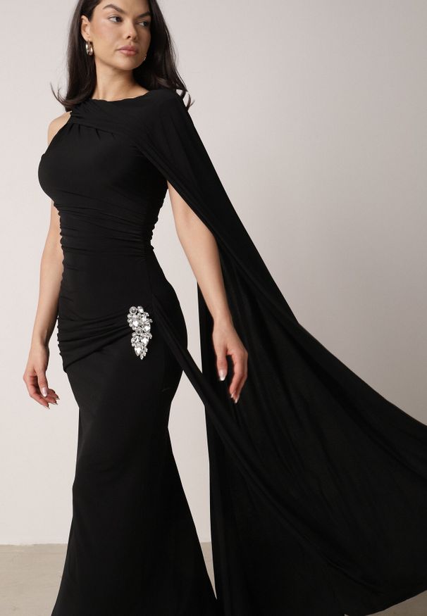 Born2be - Czarna Koktajlowa Sukienka Zdobiona Wszytym Szalem i Elegancką Broszką Cezarie. Okazja: na imprezę. Kolor: czarny. Wzór: aplikacja. Styl: elegancki, wizytowy