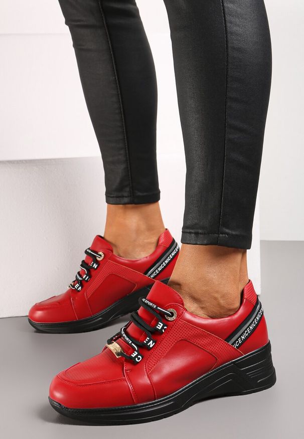 Renee - Czerwone Sneakersy ze Skórzaną Wkładką Ozdobione Napisami na Koturnie Dorvalia. Okazja: na spacer. Kolor: czerwony. Materiał: skóra. Wzór: napisy, aplikacja. Obcas: na koturnie. Sport: turystyka piesza