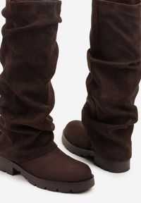 Born2be - Ciemnobrązowe Kozaki z Wywiniętą Cholewką z Marszczeniem Naluvella. Okazja: na co dzień. Kolor: brązowy. Materiał: jeans. Szerokość cholewki: normalna. Obcas: na płaskiej podeszwie. Styl: klasyczny, casual