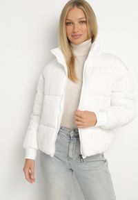 Born2be - Biała Pikowana Kurtka Puffer o Prostym Kroju ze Ściągaczami przy Rękawach Suzzana. Okazja: na co dzień, na spacer. Kolor: biały. Materiał: jeans, poliester. Styl: casual, elegancki #6