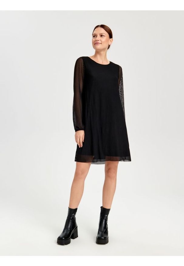 Sinsay - Sukienka mini prążkowana - czarny. Kolor: czarny. Materiał: prążkowany. Styl: elegancki. Długość: mini