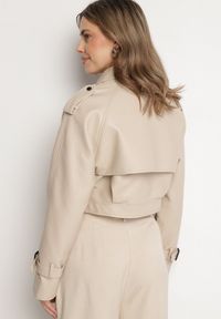 Born2be - Beżowa Kurtka Ramoneska o Krótkim Fasonie Typu Trencz Nilanelia. Kolor: beżowy. Materiał: jeans. Długość rękawa: długi rękaw. Długość: krótkie. Styl: klasyczny, elegancki #7