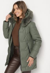 Born2be - Zielona Taliowana Kurtka Pikowana z Kapturem z Futrem Nalaseva. Okazja: na co dzień. Typ kołnierza: kaptur. Kolor: zielony. Materiał: futro. Sezon: zima. Styl: casual, elegancki #3