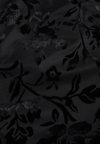 Born2be - Czarna Dopasowana Sukienka VICES z Wiązaniem i Welurowym Wzorem Thessadenah. Typ kołnierza: dekolt kwadratowy. Kolor: czarny. Materiał: welur. Typ sukienki: oversize. Styl: elegancki, klasyczny #3