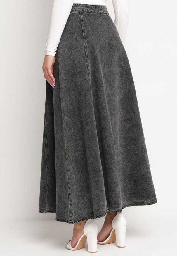 Born2be - Czarna Bawełniana Spódnica Jeansowa Maxi Rozkloszowana z Łańcuszkiem Zallire. Kolor: czarny. Materiał: bawełna, jeans. Styl: boho