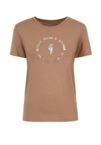 Ochnik - Kamelowy T-shirt damski z aplikacją. Kolor: brązowy. Materiał: wiskoza. Wzór: aplikacja #3