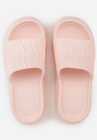 Born2be - Różowe Klapki na Grubej Podeszwie z Tłoczoną Cholewką Farnan. Okazja: na co dzień, na spacer. Kolor: różowy. Materiał: dzianina, dresówka. Wzór: paski. Sezon: lato. Styl: casual, elegancki #7
