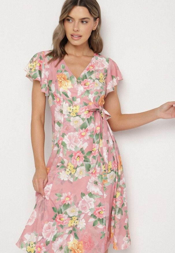 Born2be - Różowa Kwiatowa Sukienka z Kopertowym Dekoltem Atorina. Okazja: na co dzień, do pracy, na spotkanie biznesowe. Typ kołnierza: dekolt kopertowy. Kolor: różowy. Wzór: kwiaty. Typ sukienki: kopertowe. Styl: casual, biznesowy