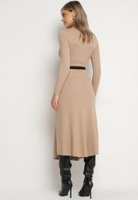 Born2be - Ciemnobeżowa Sukienka Dzianinowa z Domieszką Wełny i Ozdobnym Paskiem Nirisia. Okazja: na co dzień. Kolor: beżowy. Materiał: dzianina, wełna. Długość rękawa: długi rękaw. Typ sukienki: proste. Styl: casual, elegancki #7