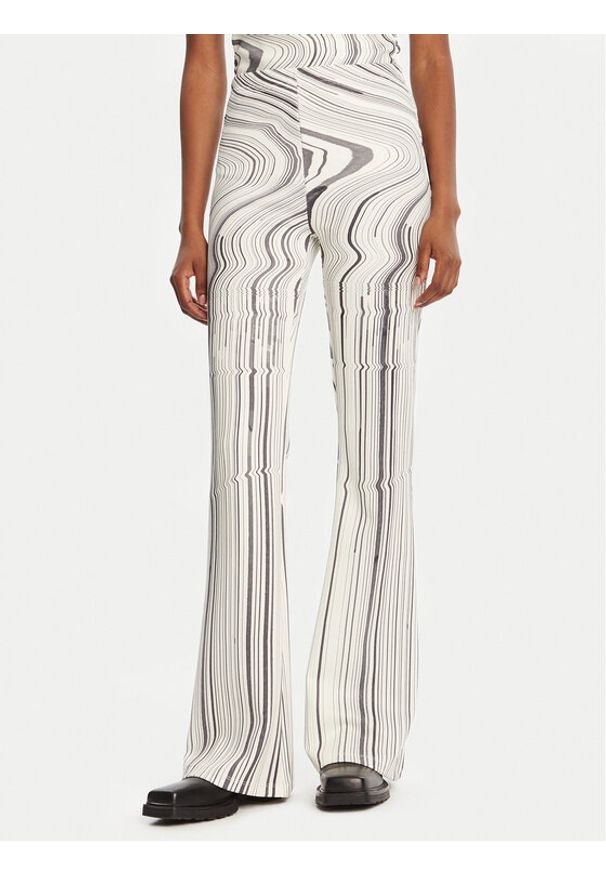 Desigual Spodnie materiałowe Chiara 25WWPK02 Écru Flare Fit. Kolor: kremowy. Materiał: syntetyk