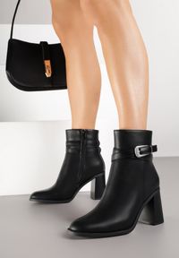 Renee - Czarne Botki na Słupku z Metaliczną Klamrą Fesanna. Okazja: na co dzień. Zapięcie: klamry. Kolor: czarny. Materiał: jeans. Obcas: na słupku. Styl: casual, elegancki