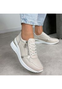 Beżowe skórzane sneakersy damskie na koturnie Cambell 94311. Okazja: na co dzień. Zapięcie: sznurówki. Kolor: beżowy. Materiał: skóra. Szerokość cholewki: normalna. Sezon: wiosna, lato, jesień. Obcas: na koturnie. Styl: elegancki, casual, klasyczny, sportowy #1