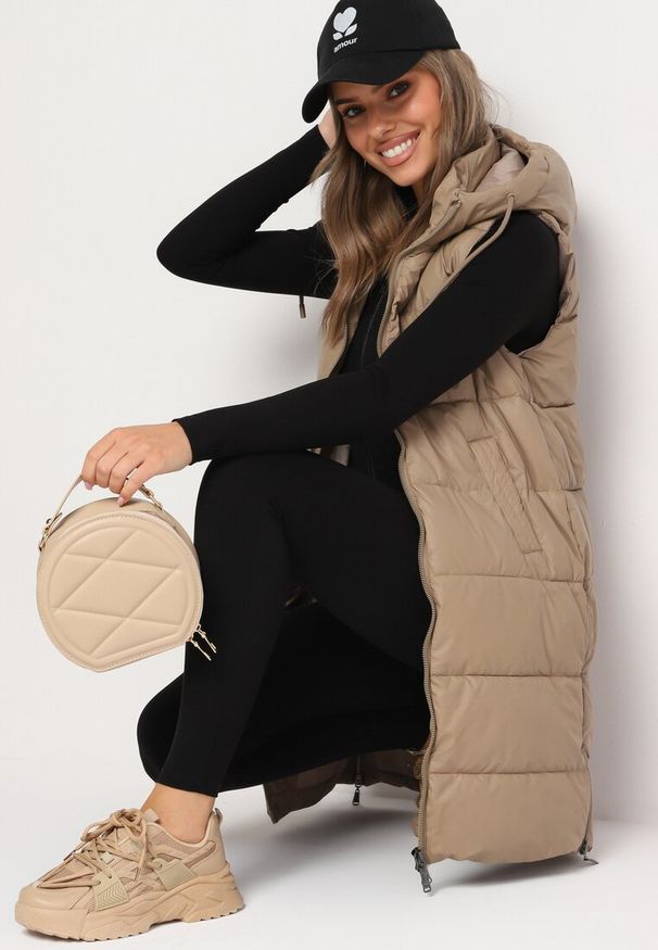 Born2be - Ciemnobeżowa Pikowana Kamizelka z Kapturem i Obustronnym Suwakiem Trilasa. Typ kołnierza: kaptur. Kolor: beżowy. Styl: elegancki