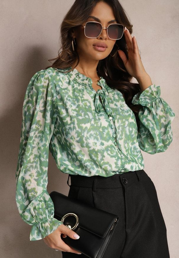 Renee - Zielona Koszula w Kwiaty z Falbanką przy Dekolcie i Rękawach Navy. Okazja: na co dzień, na imprezę. Kolor: zielony. Wzór: kwiaty. Styl: casual, elegancki