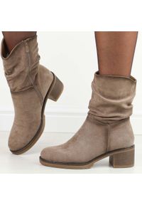 POTOCKI - Beżowe botki damskie na obcasie Potocki 51303. Nosek buta: okrągły. Kolor: beżowy. Materiał: zamsz. Szerokość cholewki: normalna. Sezon: zima, jesień. Styl: elegancki, klasyczny #1